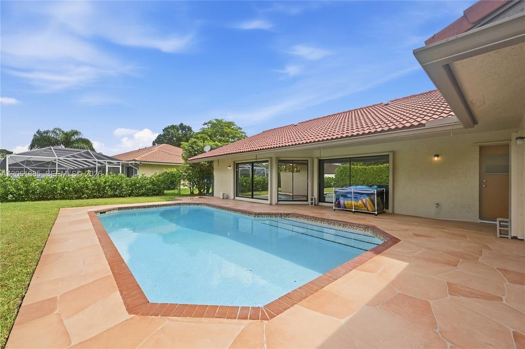 En Venta: $719,000 (4 camas, 2 baños, 2118 Pies cuadrados)