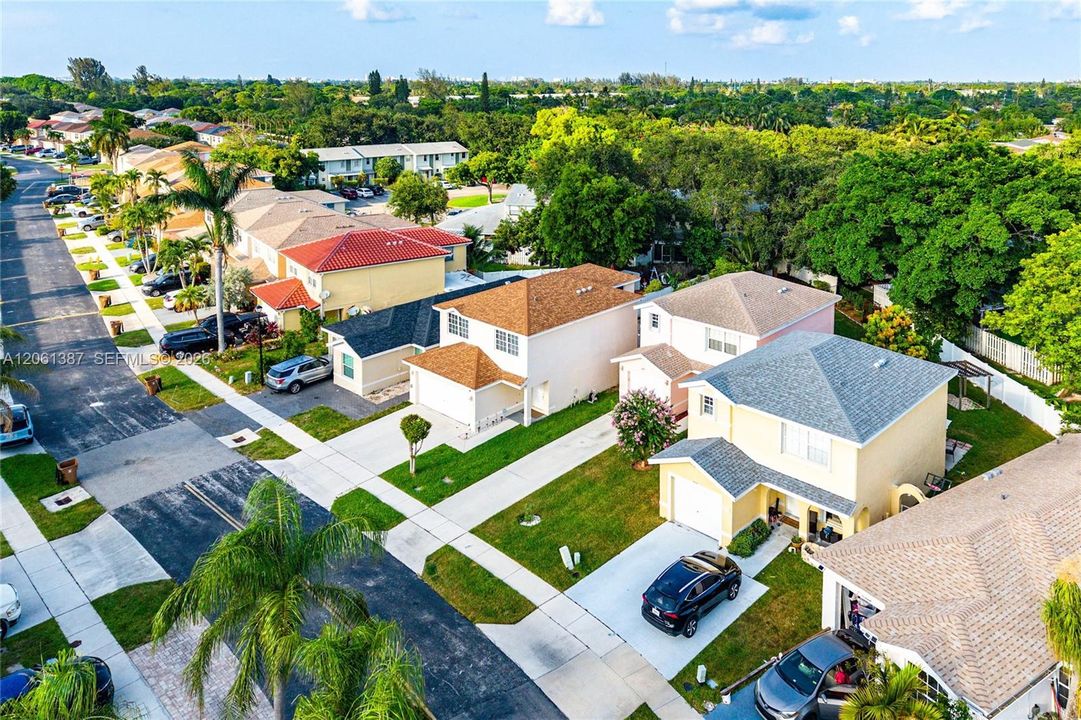 На продажу: $575,000 (4 спален, 2 ванн, 1810 Квадратных фут)
