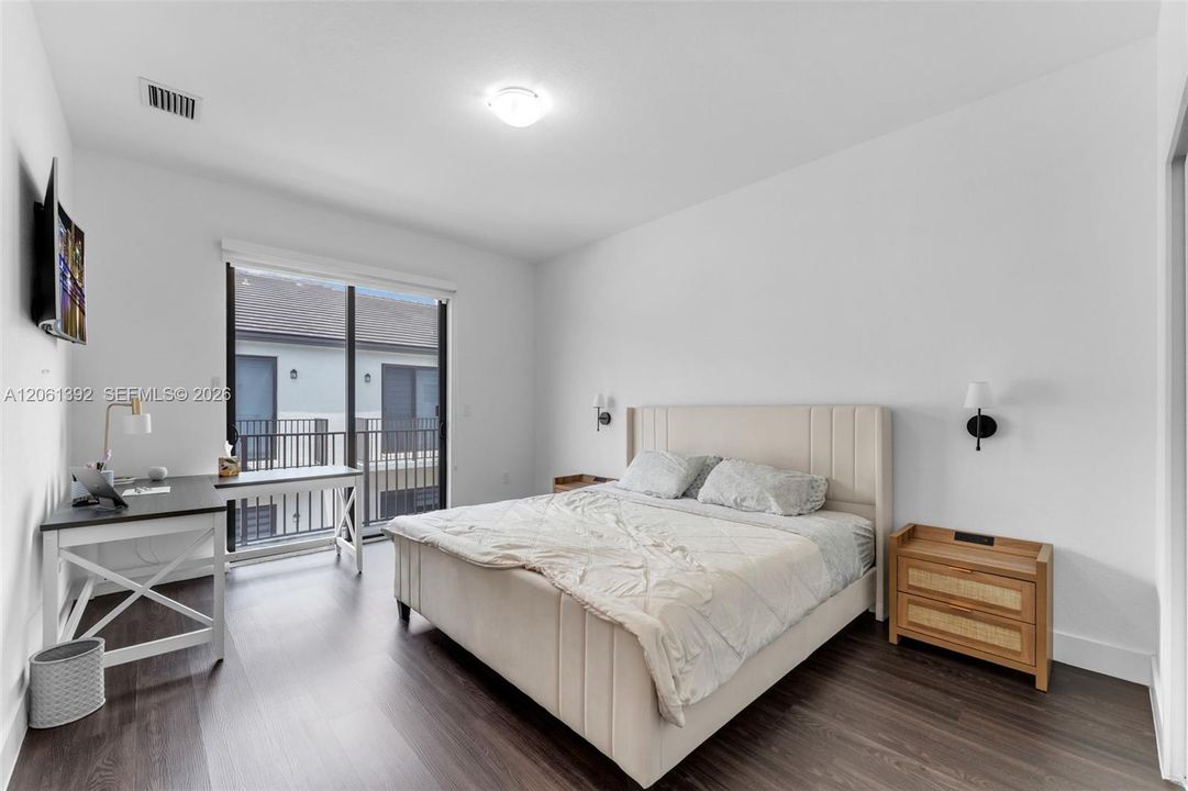 En Venta: $615,000 (3 camas, 3 baños, 1824 Pies cuadrados)