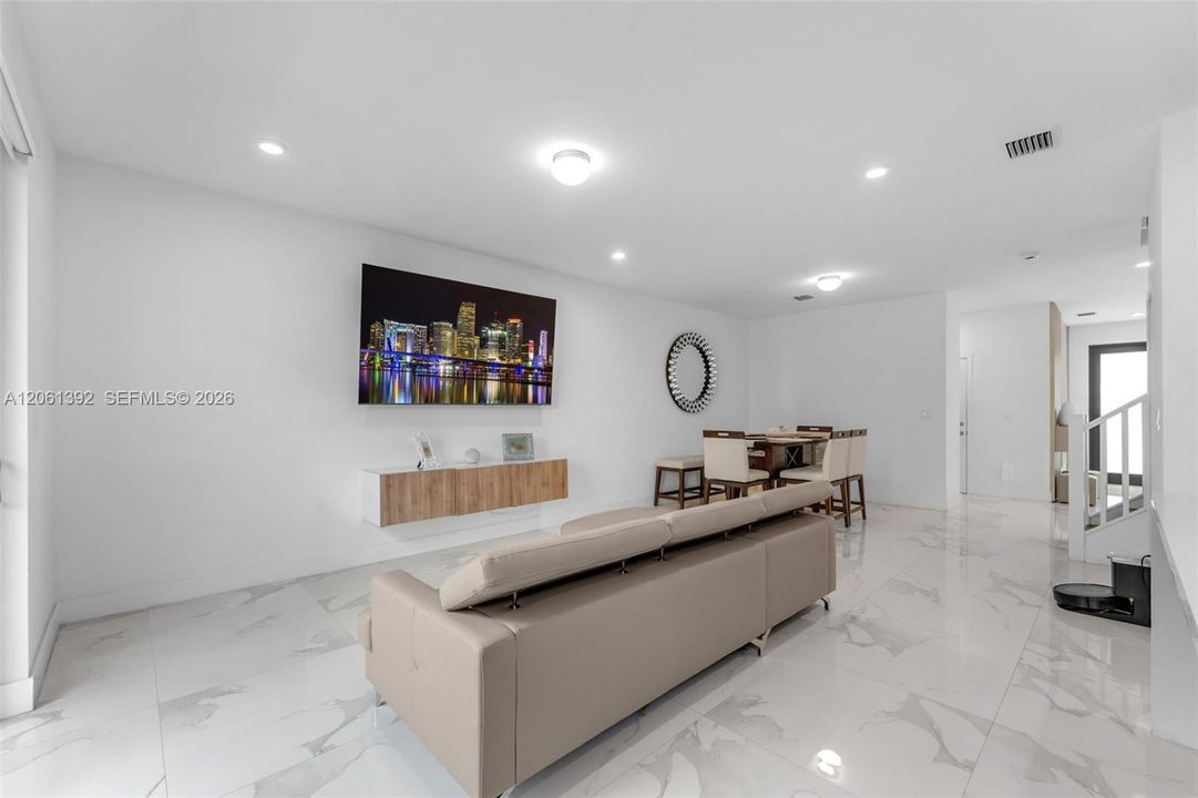 En Venta: $615,000 (3 camas, 3 baños, 1824 Pies cuadrados)