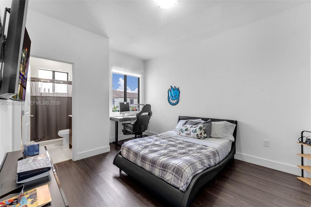 En Venta: $615,000 (3 camas, 3 baños, 1824 Pies cuadrados)
