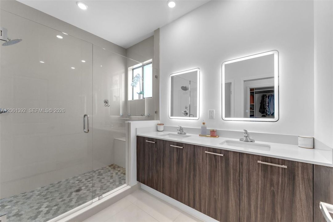 En Venta: $615,000 (3 camas, 3 baños, 1824 Pies cuadrados)