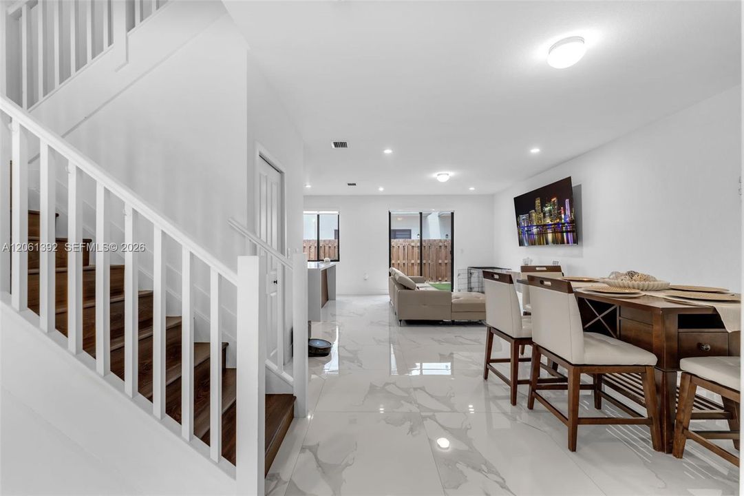 En Venta: $615,000 (3 camas, 3 baños, 1824 Pies cuadrados)