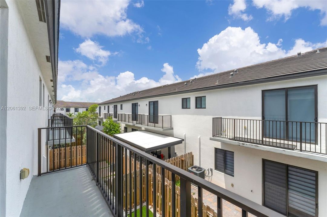 En Venta: $615,000 (3 camas, 3 baños, 1824 Pies cuadrados)