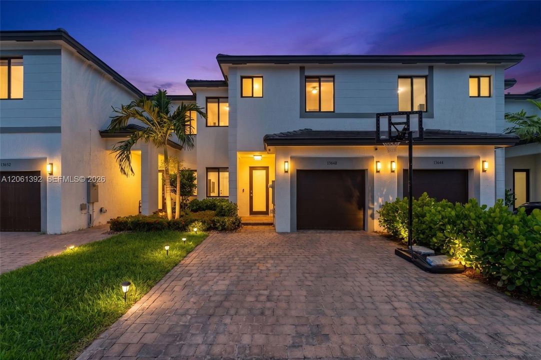 En Venta: $615,000 (3 camas, 3 baños, 1824 Pies cuadrados)