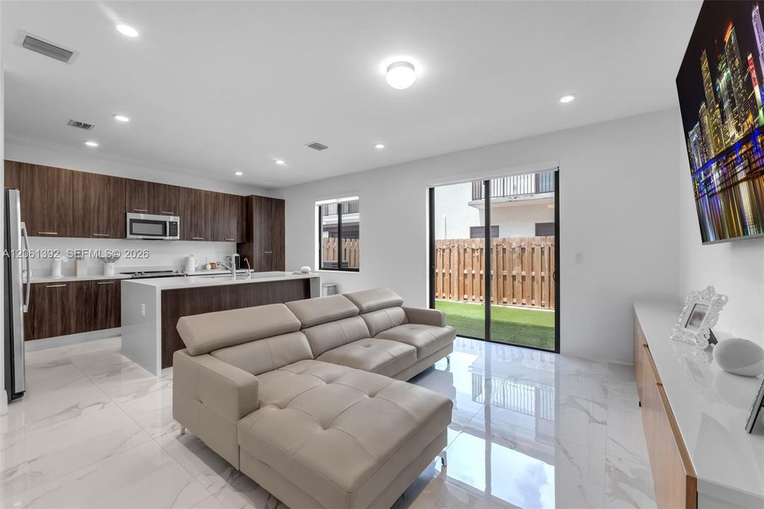 En Venta: $615,000 (3 camas, 3 baños, 1824 Pies cuadrados)