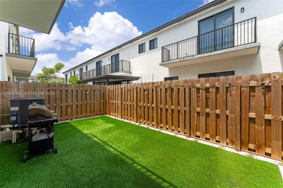 En Venta: $615,000 (3 camas, 3 baños, 1824 Pies cuadrados)