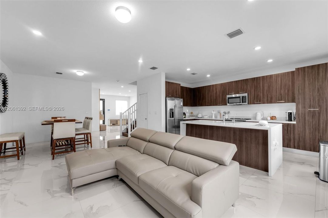 En Venta: $615,000 (3 camas, 3 baños, 1824 Pies cuadrados)
