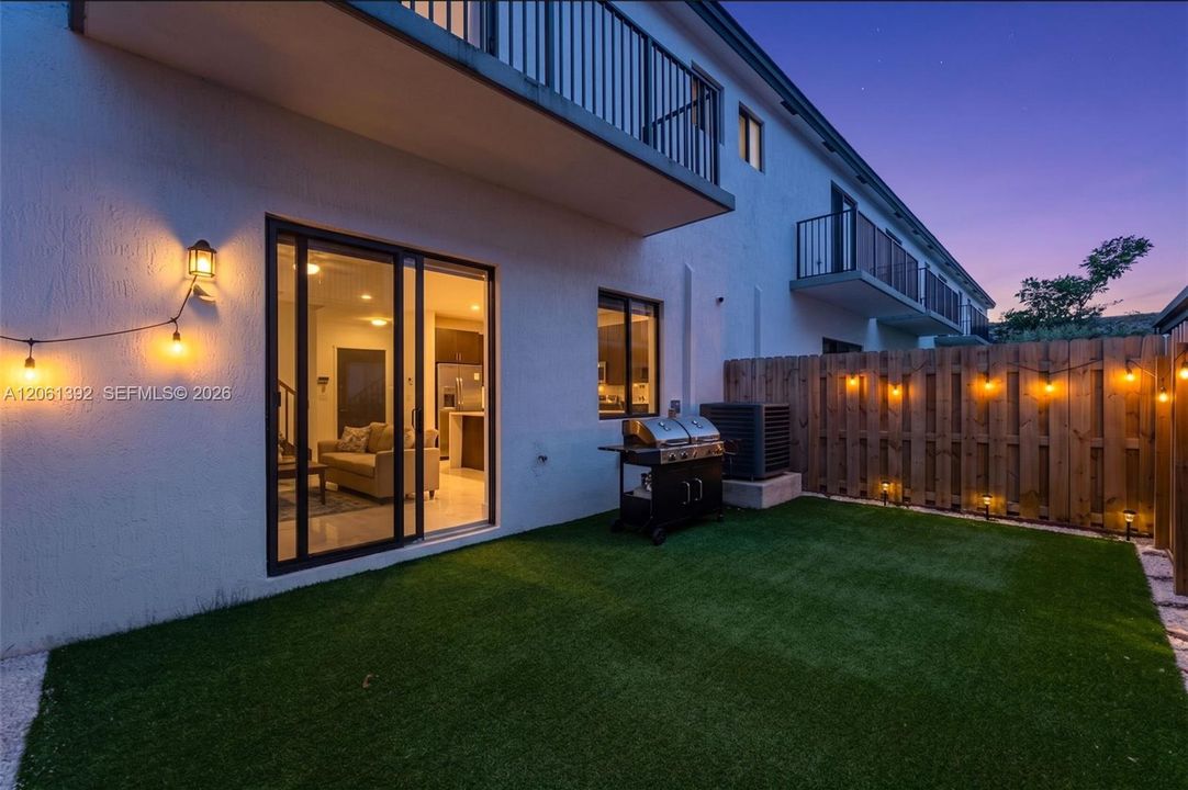 En Venta: $615,000 (3 camas, 3 baños, 1824 Pies cuadrados)