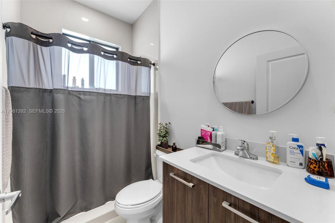 En Venta: $615,000 (3 camas, 3 baños, 1824 Pies cuadrados)