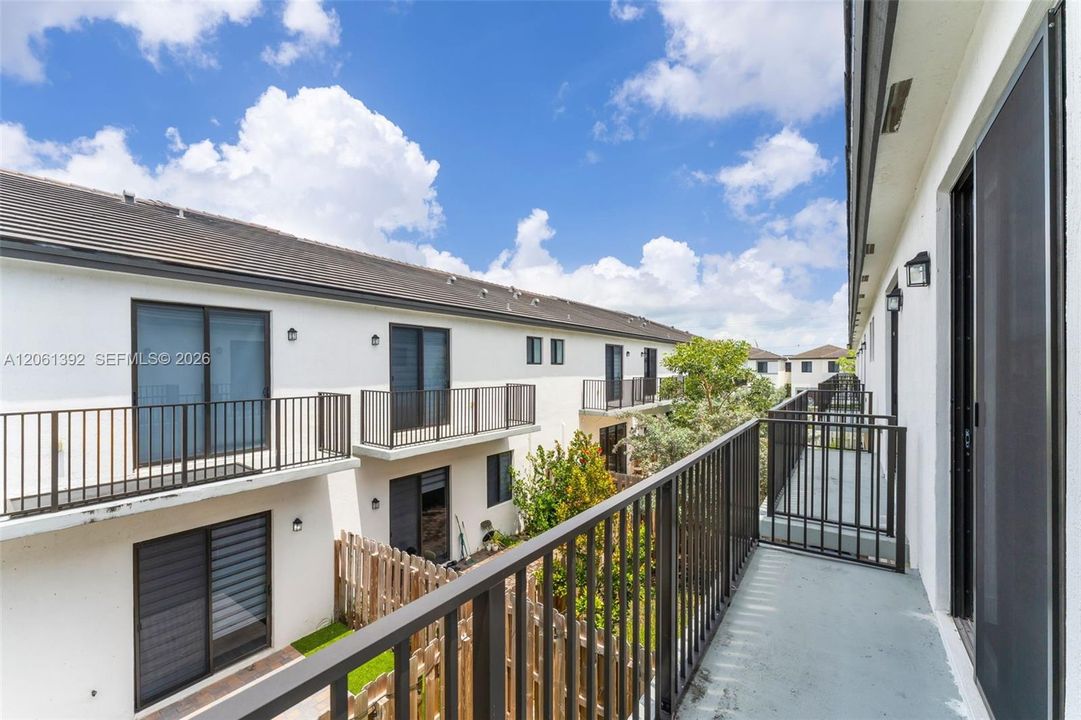En Venta: $615,000 (3 camas, 3 baños, 1824 Pies cuadrados)