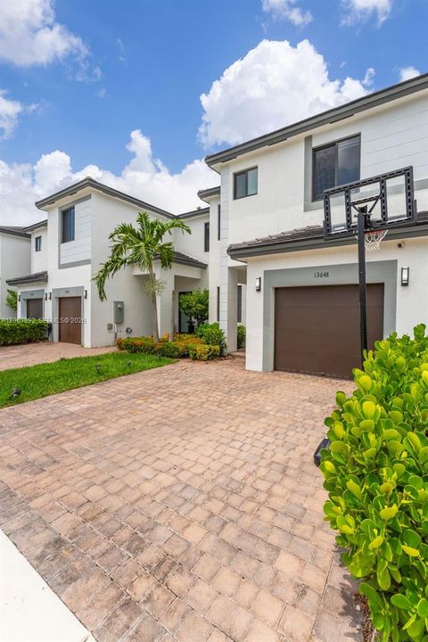 En Venta: $615,000 (3 camas, 3 baños, 1824 Pies cuadrados)