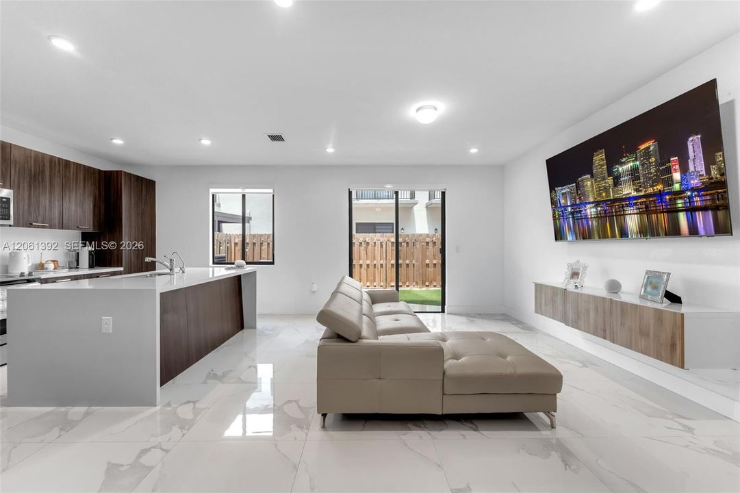 En Venta: $615,000 (3 camas, 3 baños, 1824 Pies cuadrados)