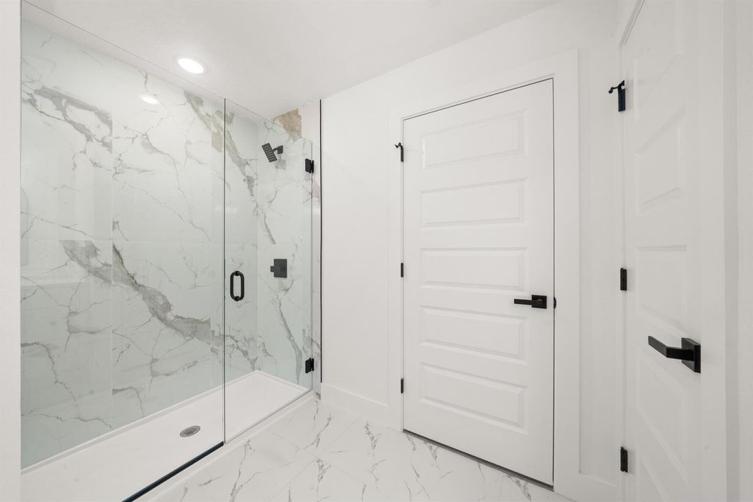 interior - master bathroom 3