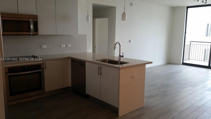 В аренду: $4,600 (2 спален, 2 ванн, 1097 Квадратных фут)