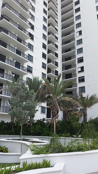 В аренду: $4,600 (2 спален, 2 ванн, 1097 Квадратных фут)