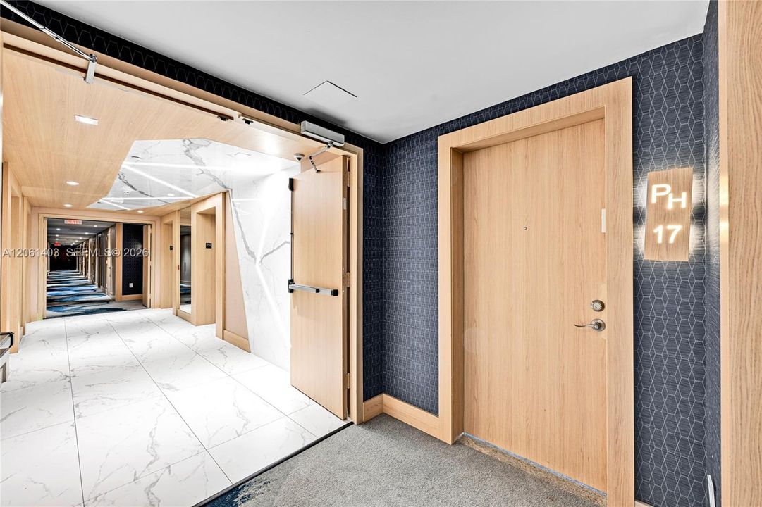 En Venta: $1,750,000 (3 camas, 3 baños, 2456 Pies cuadrados)