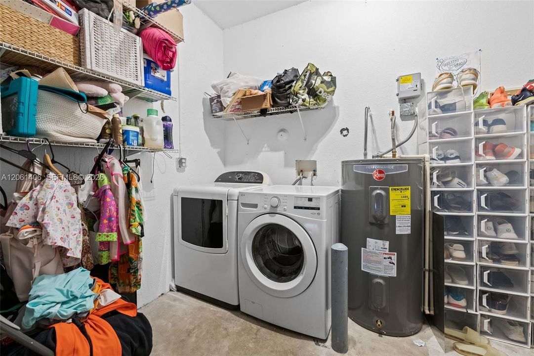 На продажу: $399,900 (3 спален, 2 ванн, 1356 Квадратных фут)