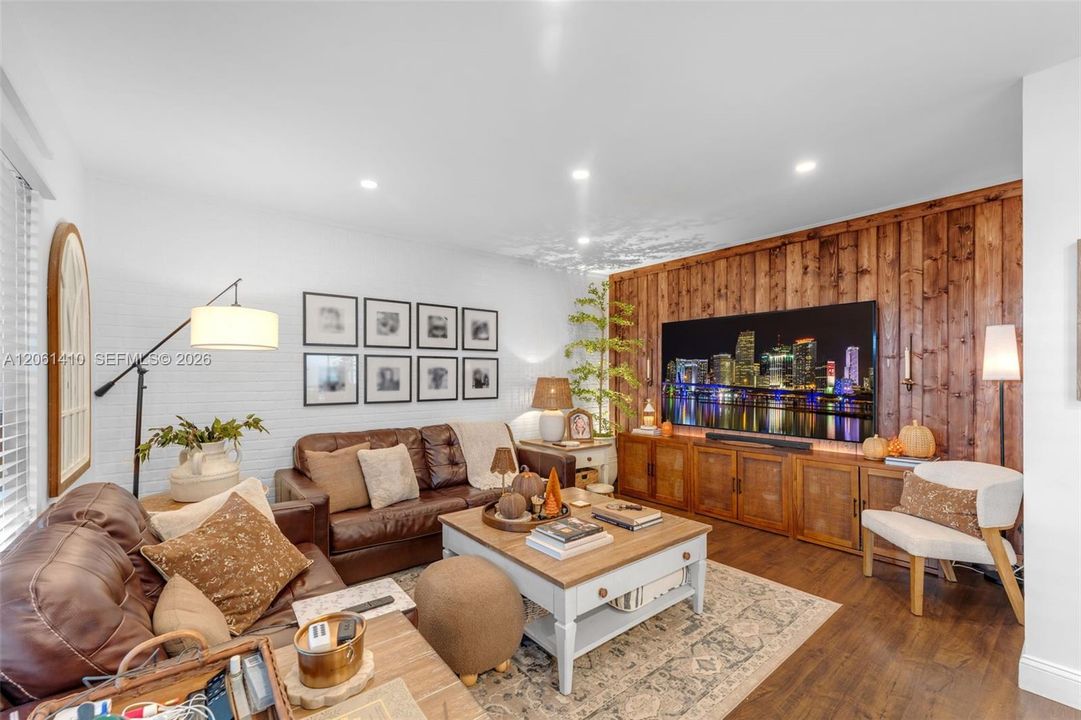 На продажу: $769,000 (4 спален, 2 ванн, 1907 Квадратных фут)
