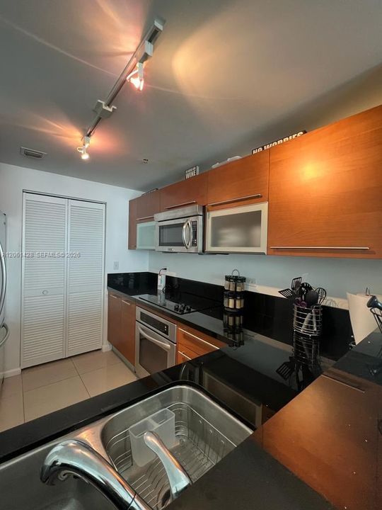 В аренду: $2,800 (1 спален, 1 ванн, 806 Квадратных фут)