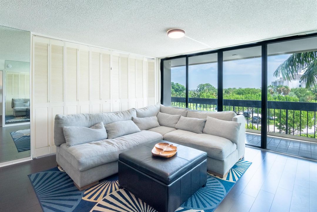 © Clark-2400 Presidential Way 302-017