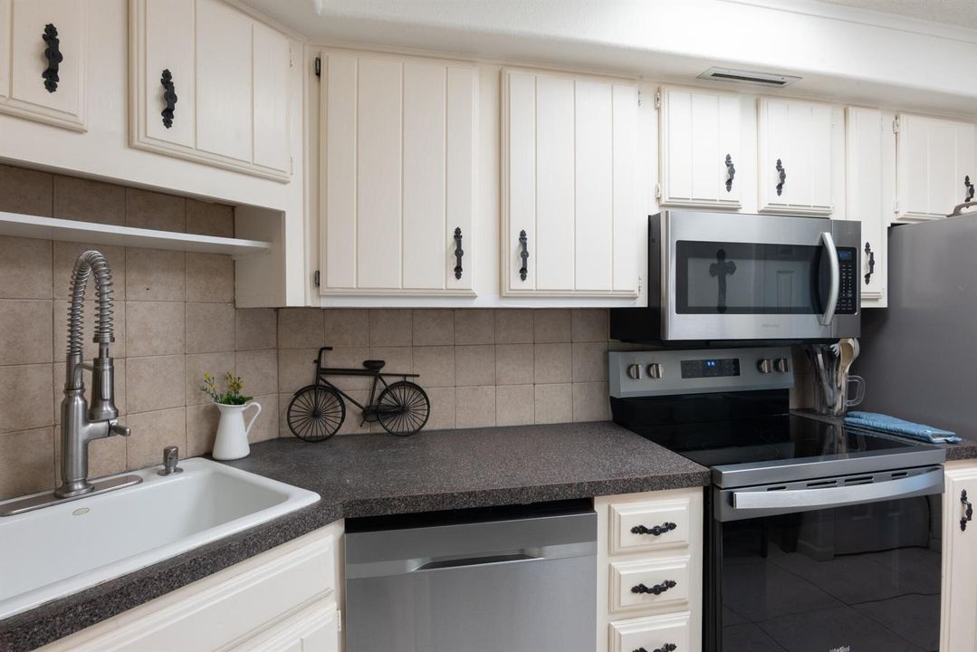 © Clark-2400 Presidential Way 302-003