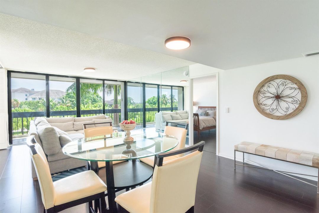 © Clark-2400 Presidential Way 302-007