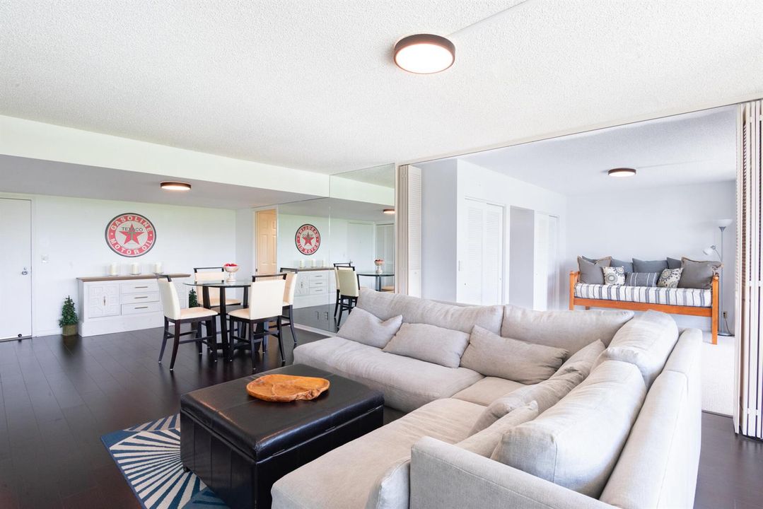 © Clark-2400 Presidential Way 302-010