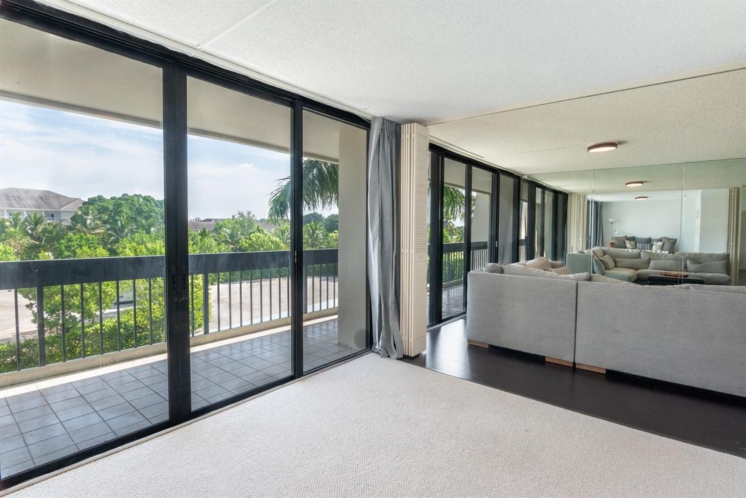 © Clark-2400 Presidential Way 302-015