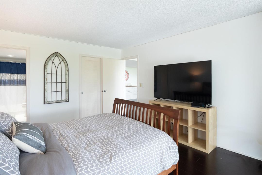 © Clark-2400 Presidential Way 302-020