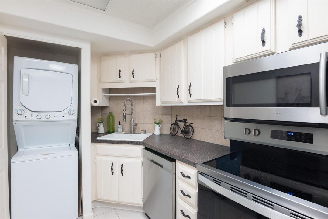 © Clark-2400 Presidential Way 302-004