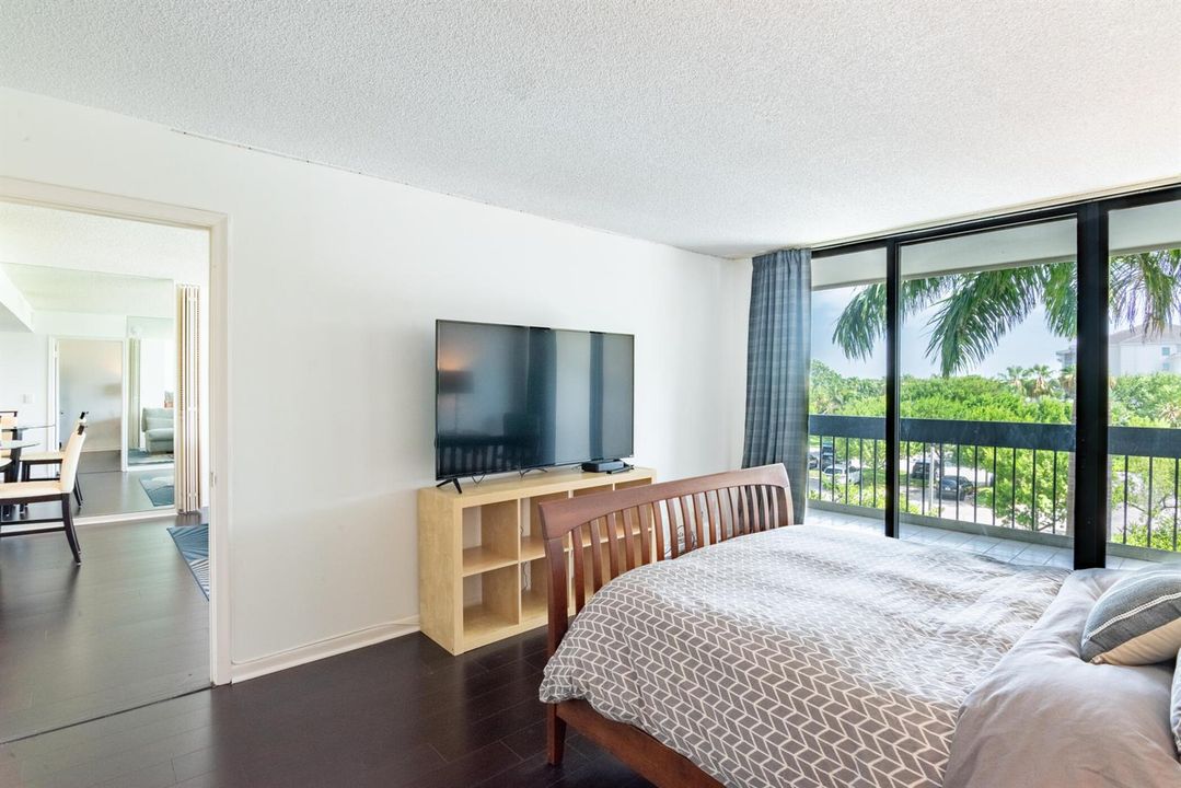 © Clark-2400 Presidential Way 302-019