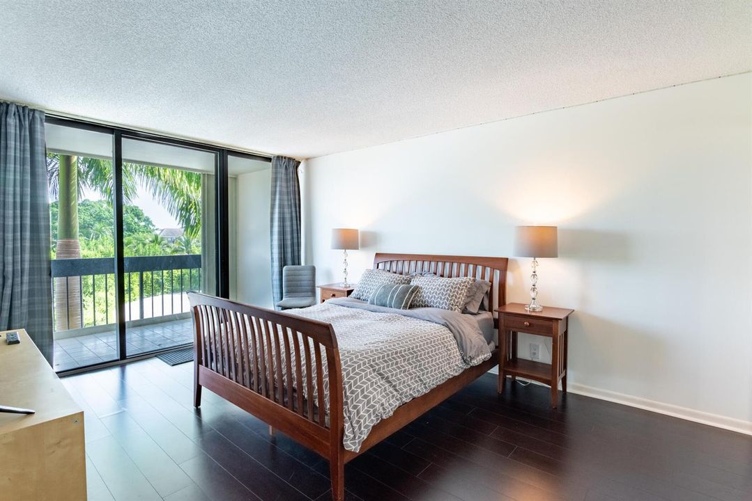 © Clark-2400 Presidential Way 302-018