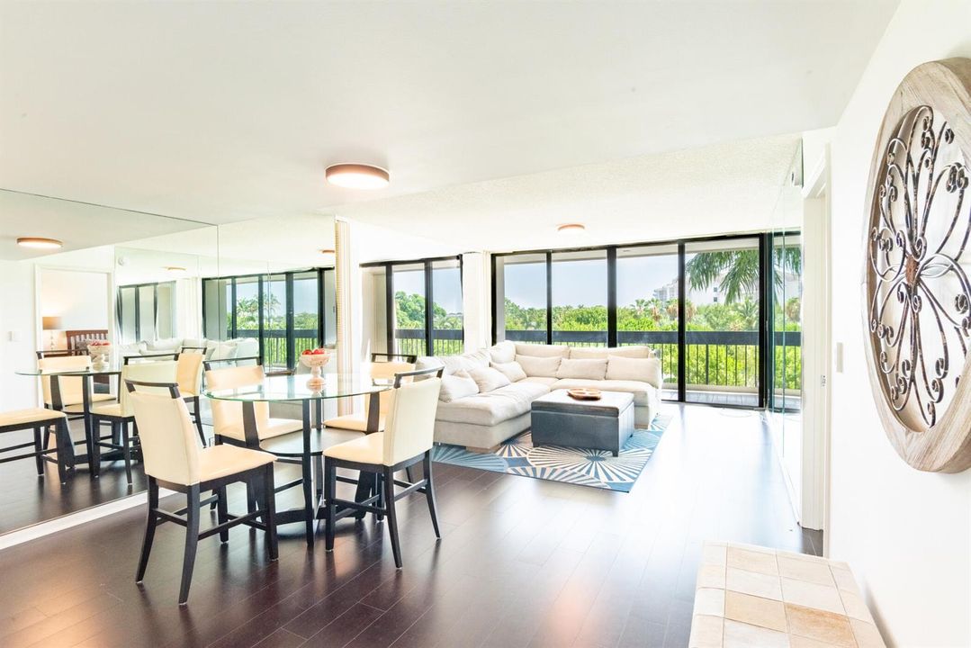 © Clark-2400 Presidential Way 302-006