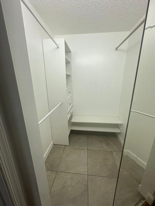 Walin Closet