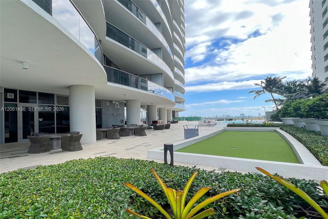 For Sale: $525,000 (1 beds, 1 baths, 745 Square Feet)