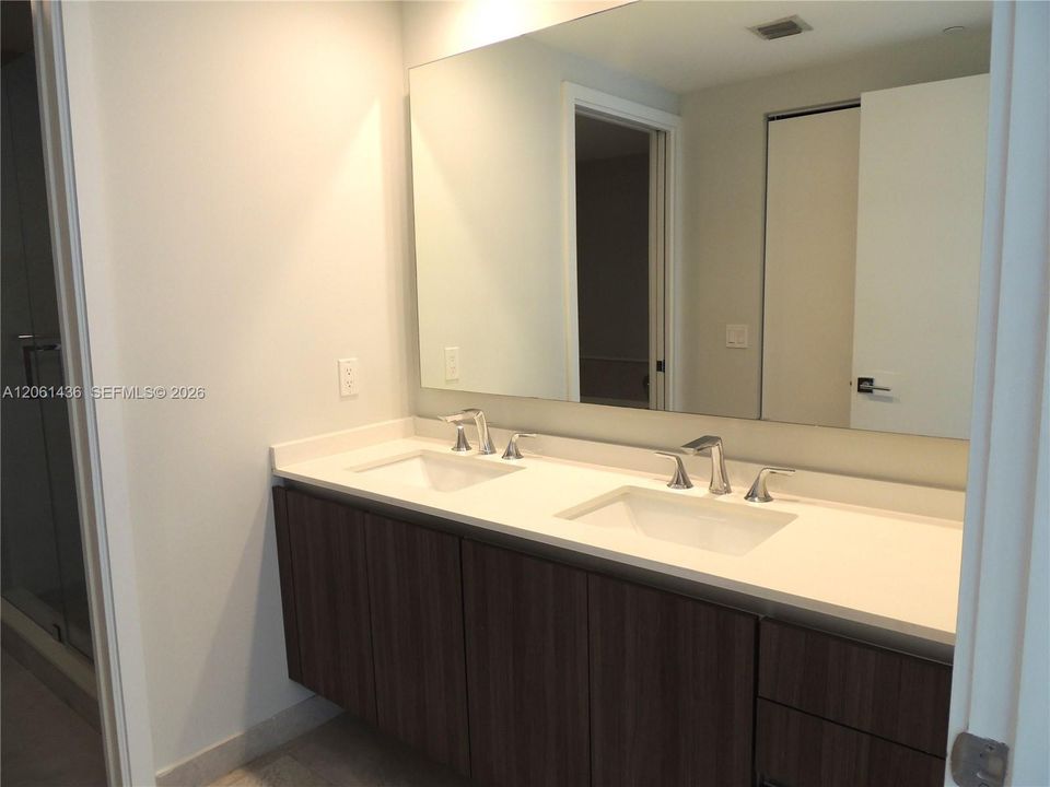 For Sale: $525,000 (1 beds, 1 baths, 745 Square Feet)