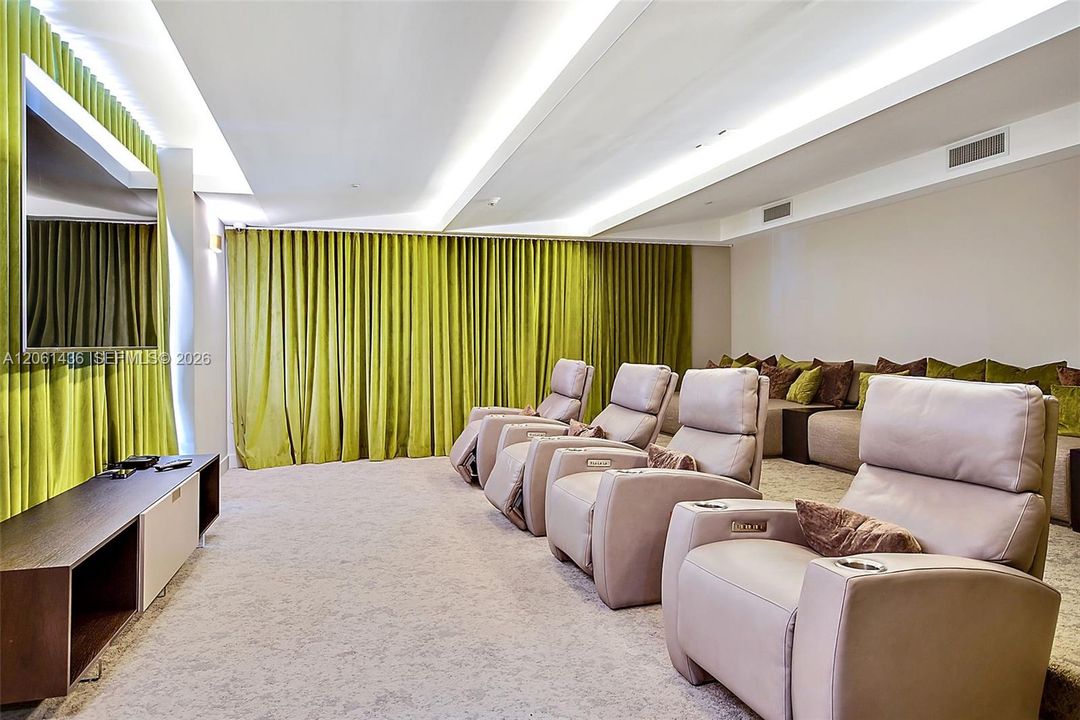 For Sale: $525,000 (1 beds, 1 baths, 745 Square Feet)