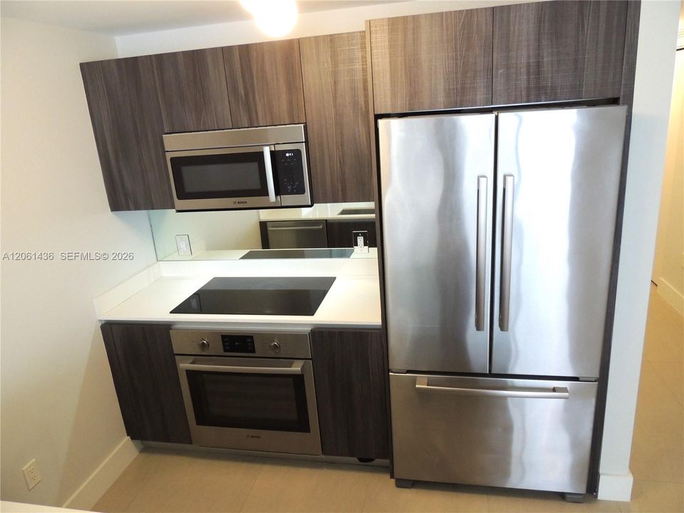 For Sale: $525,000 (1 beds, 1 baths, 745 Square Feet)