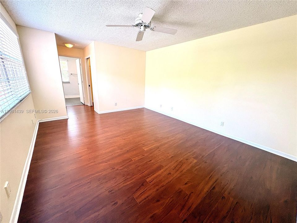 Spaci0ous primary room