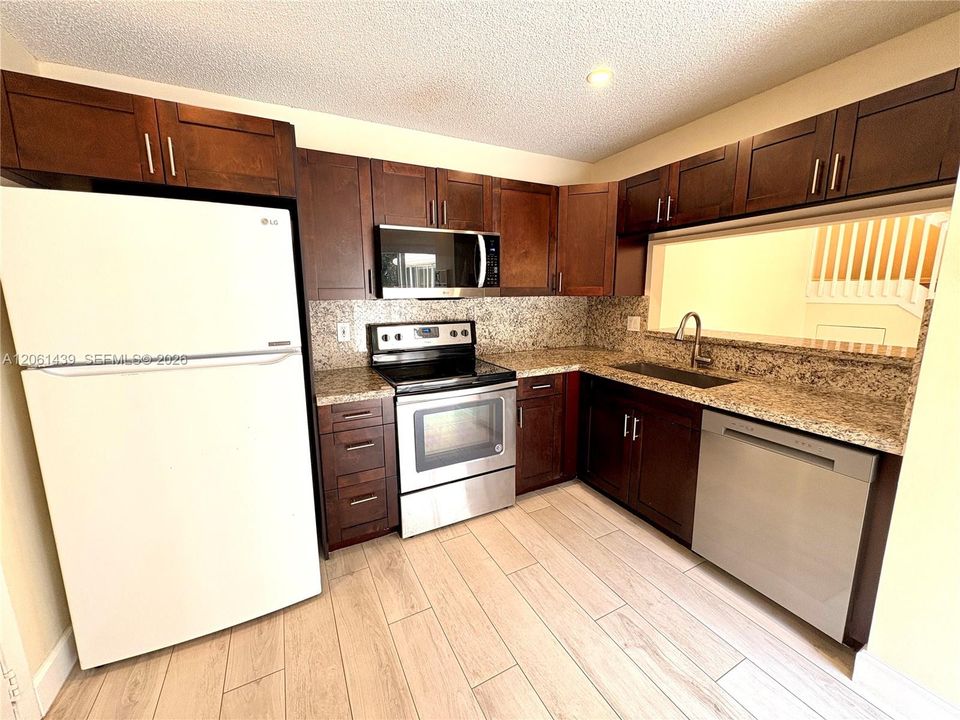 В аренду: $3,300 (3 спален, 2 ванн, 1666 Квадратных фут)