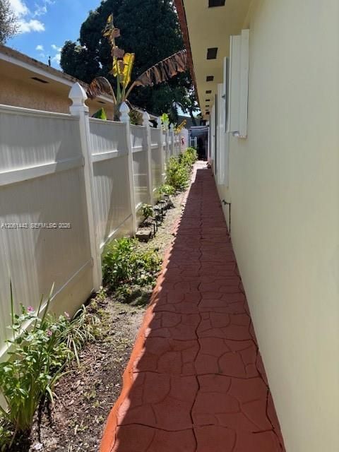 For Rent: $1,000 (1 beds, 1 baths, 1764 Square Feet)