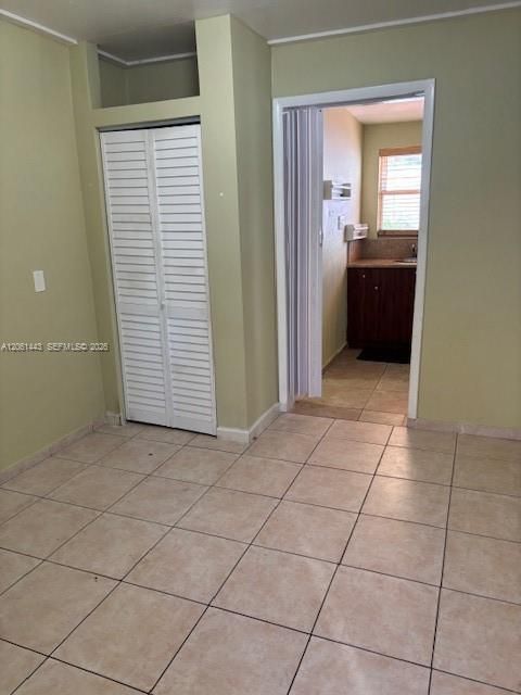For Rent: $1,000 (1 beds, 1 baths, 1764 Square Feet)