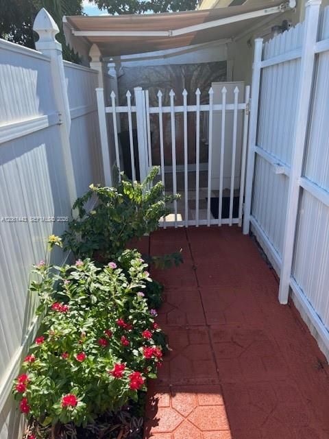For Rent: $1,000 (1 beds, 1 baths, 1764 Square Feet)