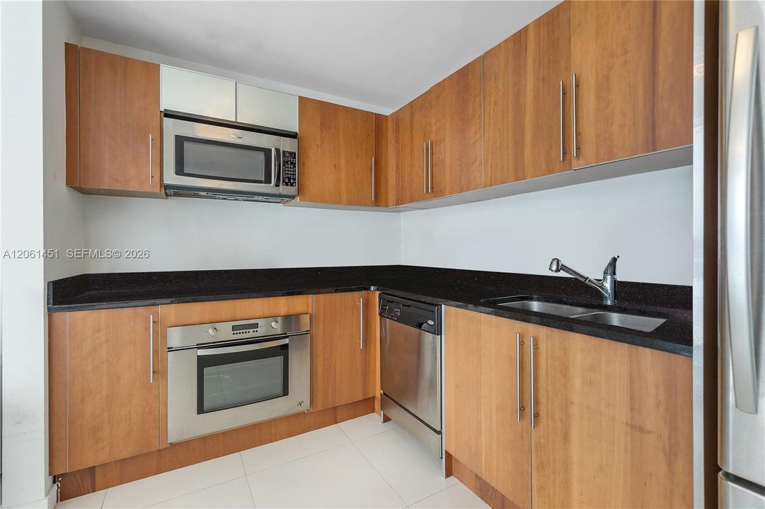 For Sale: $395,000 (1 beds, 1 baths, 539 Square Feet)