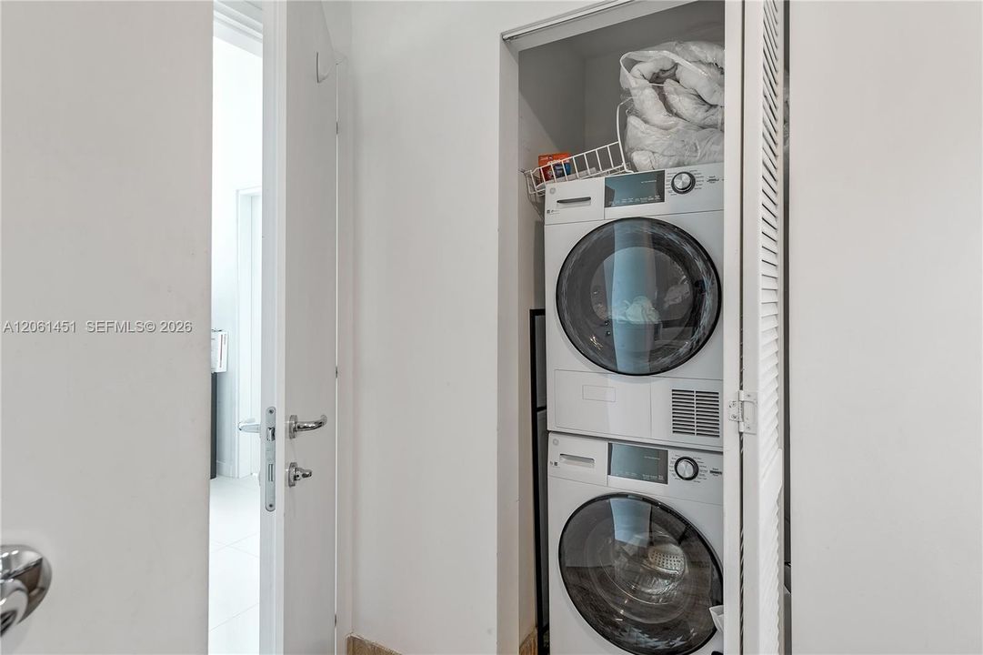 For Sale: $395,000 (1 beds, 1 baths, 539 Square Feet)