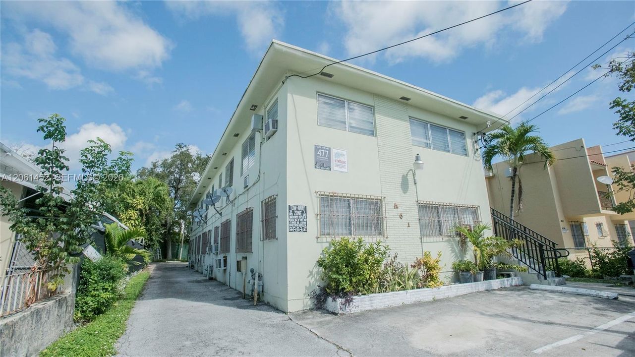 For Rent: $1,900 (1 beds, 1 baths, 4920 Square Feet)