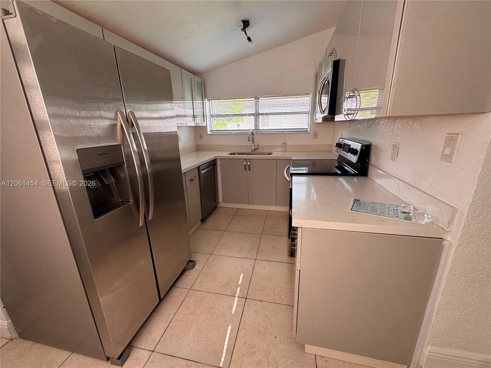 В аренду: $3,450 (3 спален, 2 ванн, 1350 Квадратных фут)