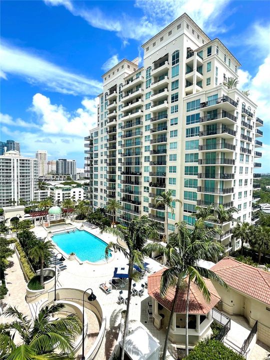 For Sale: $525,000 (2 beds, 2 baths, 1036 Square Feet)