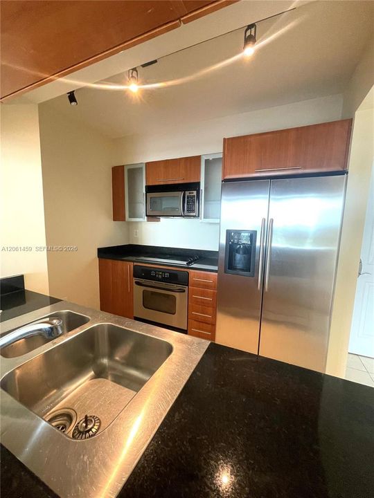 For Sale: $525,000 (2 beds, 2 baths, 1036 Square Feet)